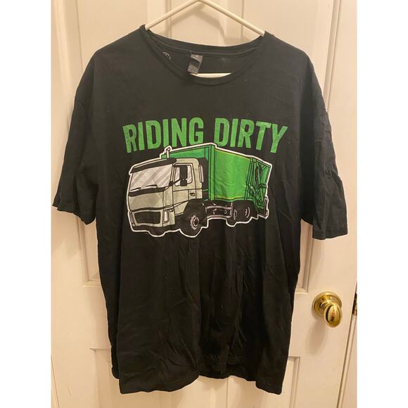 Brand New Gildan Soft Style Men's XL Black Riding Dirty Trash Truck T-Shirt - Picture 1 of 4